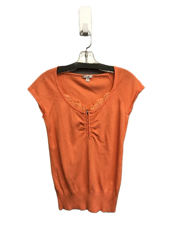 women's tops for those who want to create stylish and put-together outfits without spending a fortuneTop Sleeveless By Cache  Size: M